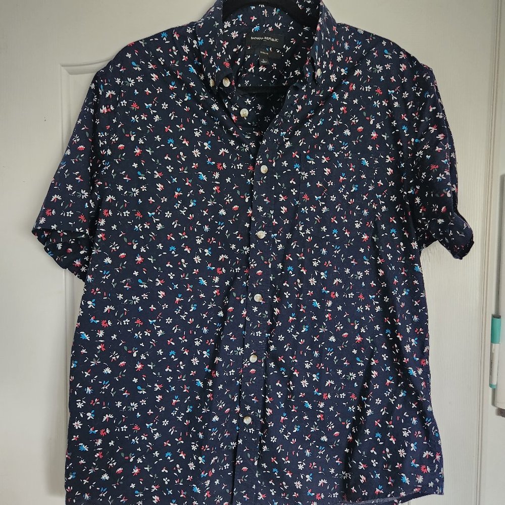 Men's Banana Republic short sleeve shirt.